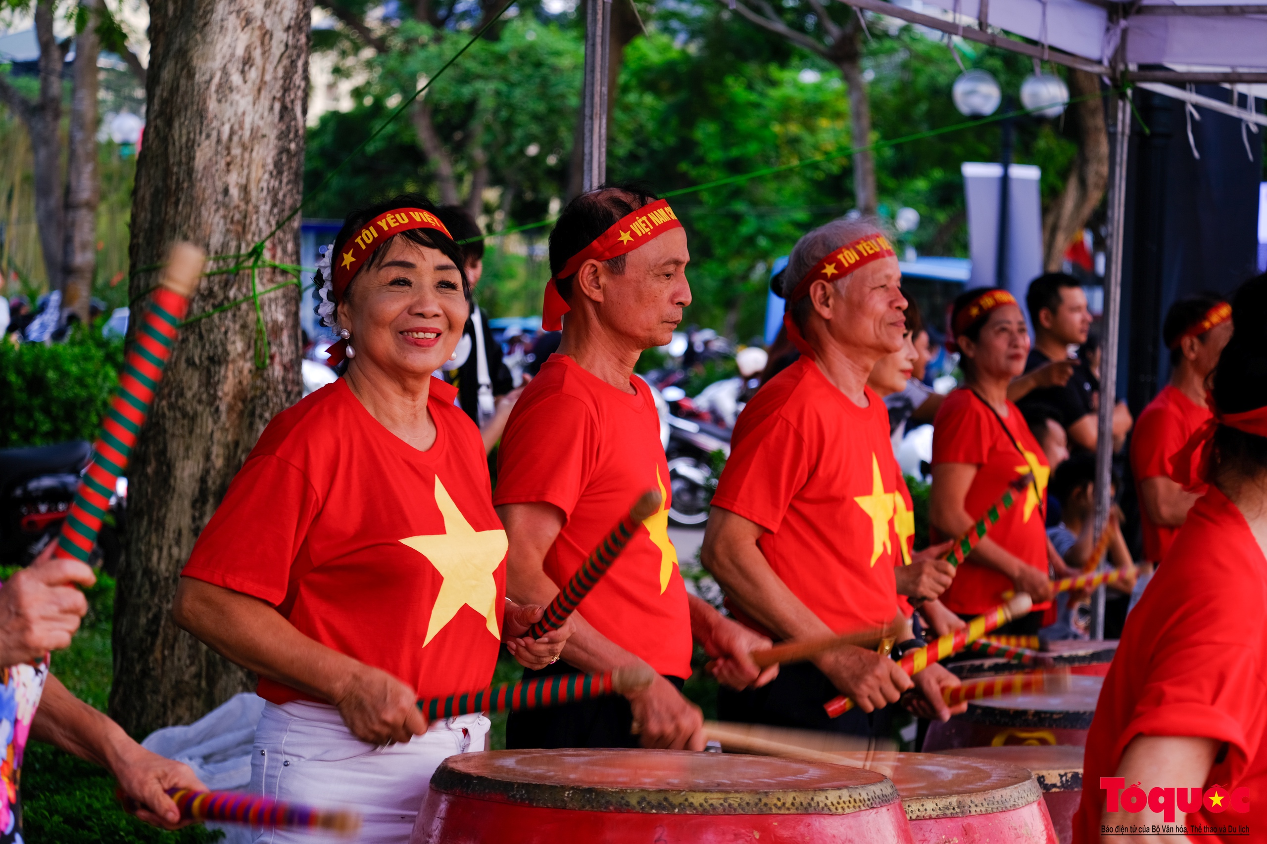 Người dân thủ đô cổ vũ sôi động giải bơi chải thuyền rồng Hà Nội mở rộng năm 2024 - Ảnh 12.